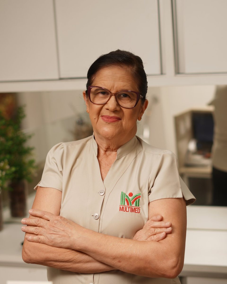 Lucion Feijão, recepcionista da Multimed, no balcão de atendimento
