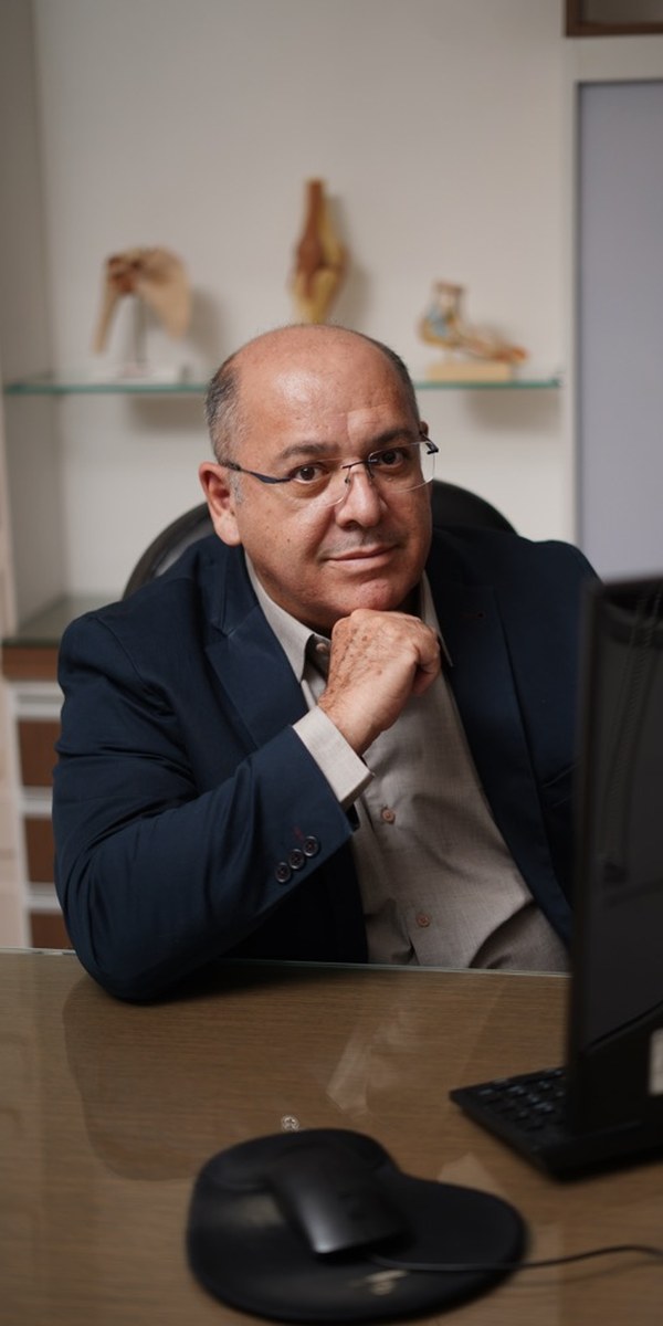 Sócio-fundador da Multimed no consultório de ortopedia